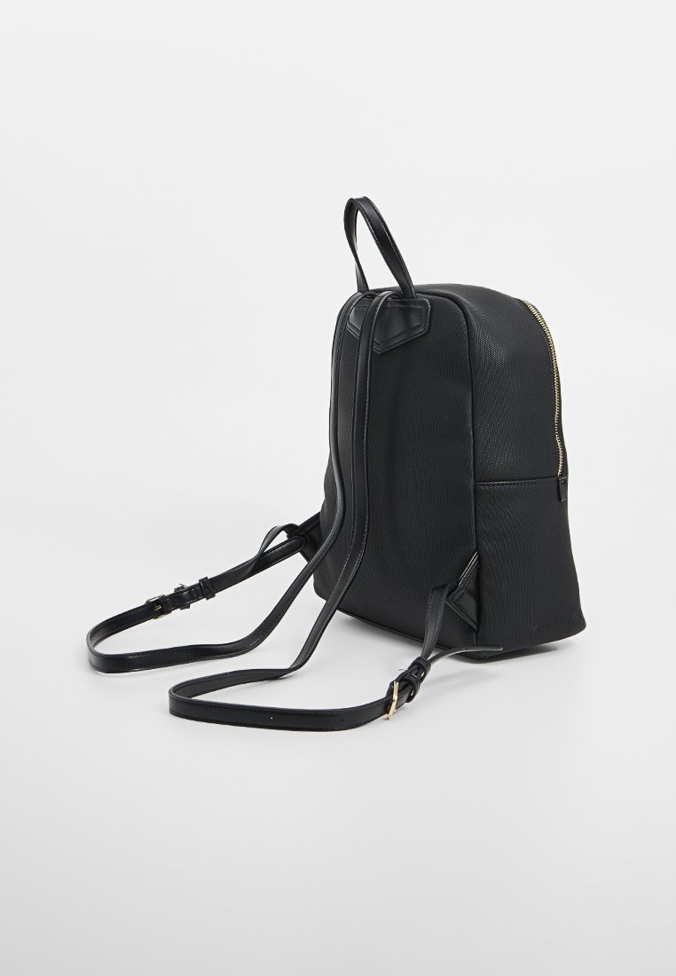 Schwarzer Rucksack mit strukturiertem Finish, Reißverschluss und verstellbaren Trägern. Verfügt über einen kleinen Griff und Akzentnähte an den Seiten.