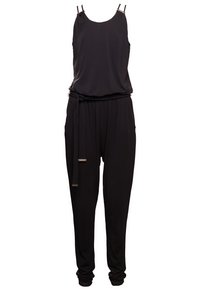 Mono negro hecho de una tela suave, con tirantes finos, cintura ajustada con un cinturón de tela y puños de pierna ajustados para un ajuste relajado.