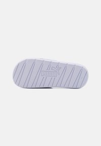 Talpa din cauciuc alb pentru sneakeri, având caneluri texturate și logo-ul Puma embosat în centru. Suprafață netedă cu o formă plată și rotundă.