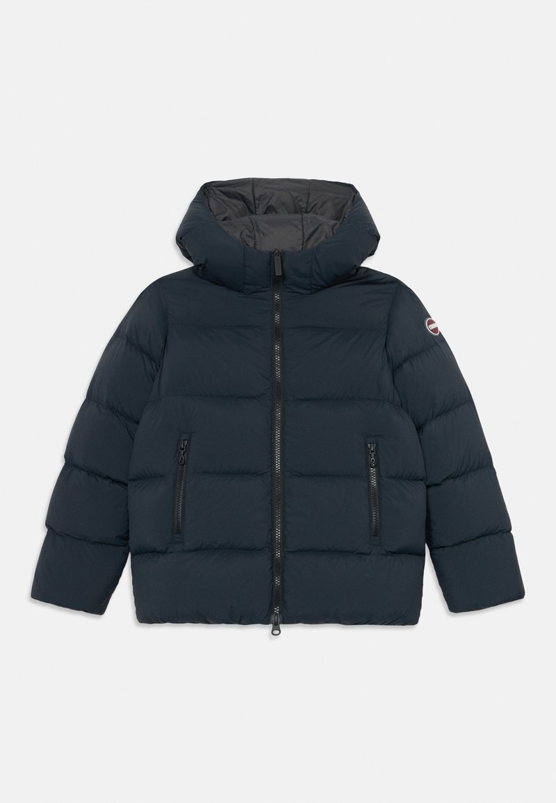 Jachetă puffer de un albastru închis, cu glugă cu guler înalt, fermoar frontal, două buzunare laterale cu fermoar și un patch cu logo-ul mărcii pe mânecă stângă.