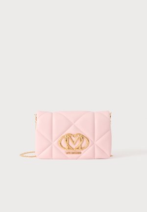 Jasnoróżowa pikowana torebka na złotym łańcuszku z złotym logo Love Moschino na środku z przodu na jednolitym szarym tle.