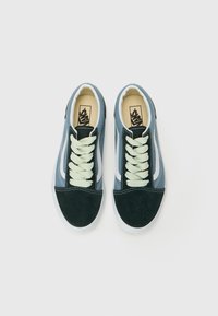 Blå og mørkegrønne semskede sneakers med hvite detaljer og lysegrønne snørebånd. Har et klassisk design og gummisåler.