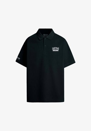 Sort polo-shirt lavet af bomuld med klassisk krave. Har et hvidt "Red Bull Racing" logo på brystet og ærmet. Korte ærmer.