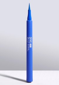 Blå penna eyeliner med en spetsig filtspets. Har ett matt blått hölje med vit text som anger märke och produktnummer. Slät finish.