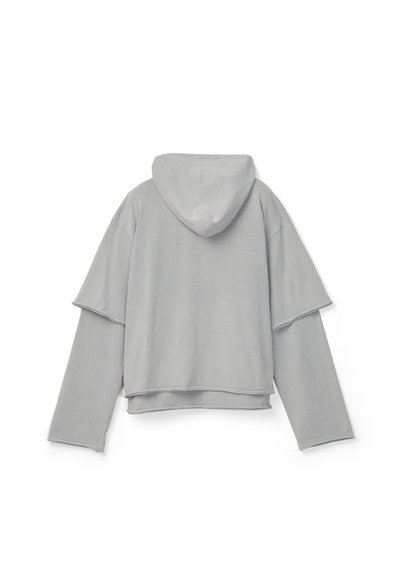 Sweat à capuche gris clair court avec manches longues surdimensionnées et coutures à bords francs, présenté de dos sur un fond blanc.