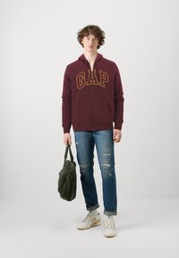 GAP ARCH  - Hættetrøje - noir red