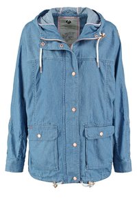 Ljusblått denimjacka med dragskohet, framfickor, tryckknappar och justerbar fåll. Mjuk textur, avslappnad passform, mångsidig design.
