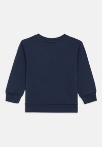 Μπλέ σκούρο μακρυμάνικο φούτερ με στρογγυλή λαιμόκοψη, ριγέ μανσέτες και στρίφωμα. Διαθέτει απαλό ύφασμα από βαμβακερό μείγμα. Εμφανίζεται η πίσω όψη.