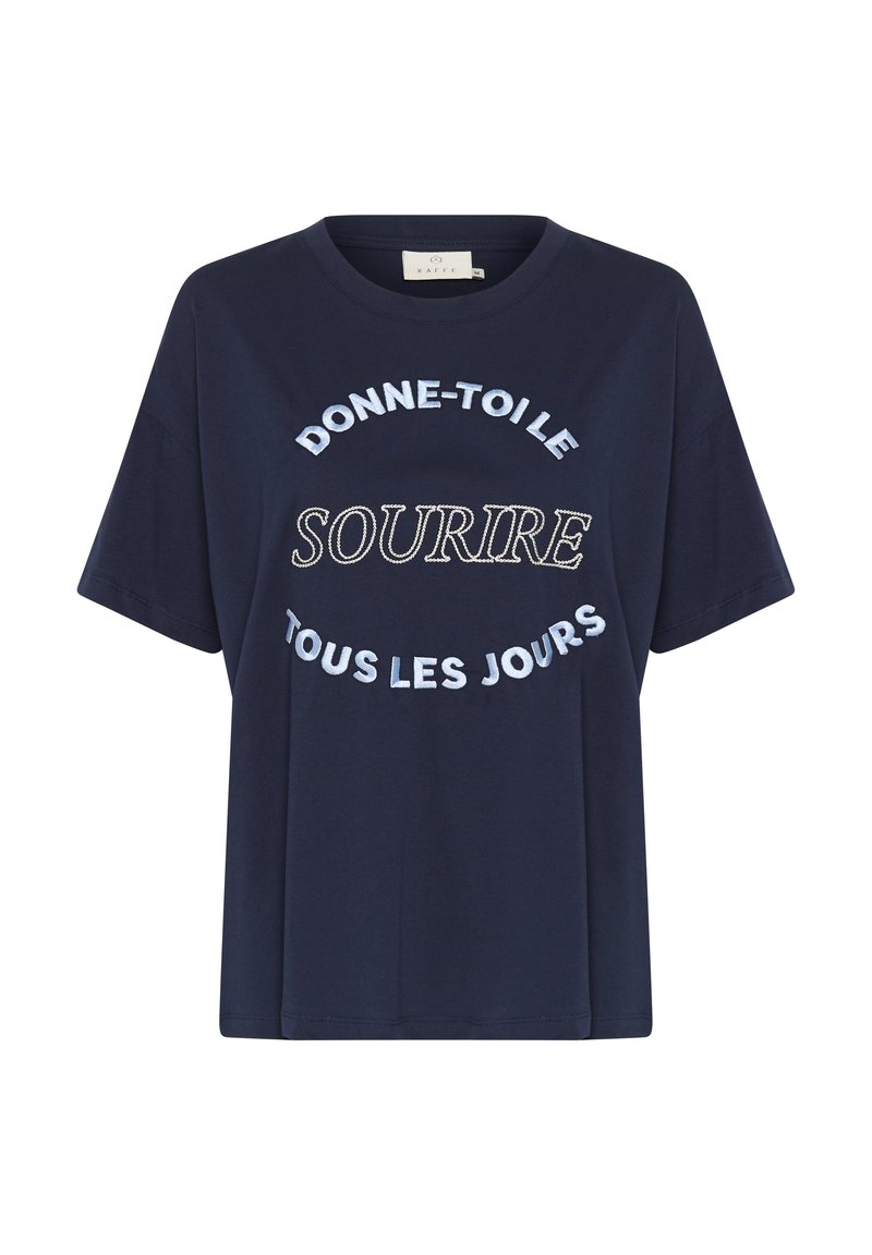 Mornarsko modra majica kratkih rokavov z okrolim ovratnikom in francoskim besedilom "DONNE-TOILE SOURIRE TOUS LES JOURS" v svetlo modri in beli barvi.