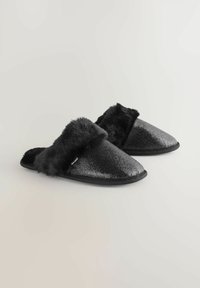Čierne huňaté papuče so trblietavým povrchom, ktoré majú mäkký faux kožušinový lem, špicatý dizajn špičky a gumené podrážky.