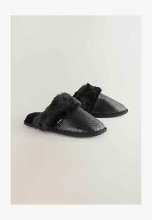 Zapatillas de casa negras y peludas con una superficie brillante, con un suave puño de piel sintética, diseño de punta afilada y suelas de goma.