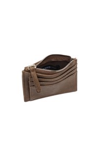 Kompaktný hnedý kožený puzdro na karty so štyrmi prednými slotmi a horným zipsovým oddelením, naklonené tak, aby ukázalo čiastočne otvorený zips.