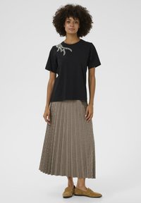 Culture JASONA GITH - Trükipildiga T-särk - black