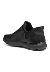 Scarpa in pelle nera con finitura liscia, dettagli in rete, silhouette arrotondata e suola in gomma. Presenta un'etichetta sul tallone e lacci.