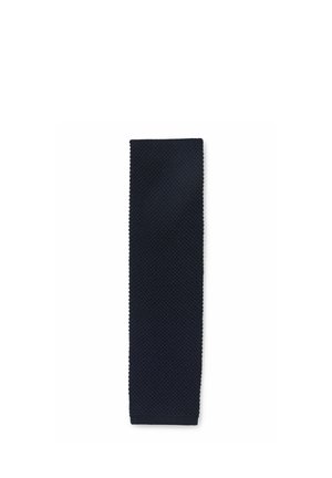 Schwarze gestrickte Stoffprobe mit einer strukturierten, waffelartigen Struktur und geraden Kanten auf weißem Hintergrund.