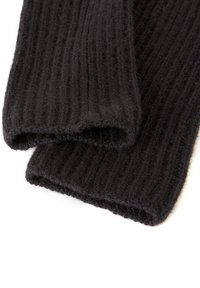 Bufanda de punto acanalado negra con una textura suave y extremos doblados, que presenta un hilo grueso para mayor calidez. En general, un diseño simple y funcional.