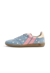 Baskets en daim bleu clair avec de petites fleurs blanches, bandes en cuir rose, languette de talon beige et semelle texturée marron, vue de côté.
