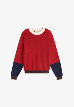 Maglione con corpo rosso, maniche inferiori blu navy, polsini e orlo marroni, e scollatura a coste bianca a girocollo.