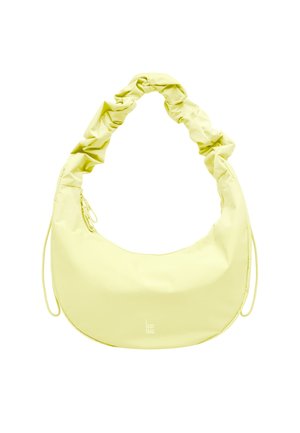 Bolso amarillo claro en forma de media luna con asa fruncida y pequeño logo centrado cerca de la parte inferior sobre un fondo blanco.