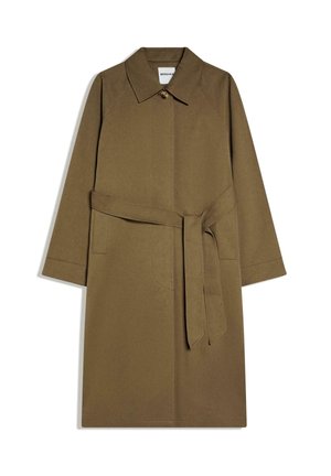 Cappotto marrone fino al ginocchio con colletto, chiusura con un bottone, cintura in vita, maniche lunghe e due tasche laterali.