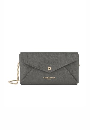 Portefeuille en cuir texturé gris avec un rabat pliable, accents en matériel doré et un logo doré. Il dispose d'une bandoulière chaîne amovible.