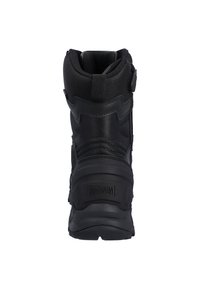 Botte tactique noire au design robuste, présentant une tige texturée, un talon renforcé, un col rembourré et une fermeture éclair latérale notable pour un accès facile.