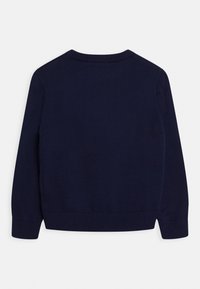 Suéter azul marino con un clásico cuello redondo, puños y dobladillo acanalados, fabricado en material de punto suave con una textura lisa.