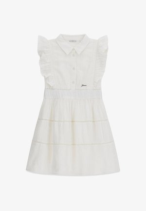 Robe blanche sans manches avec épaules à volants, devant avec boutons, col à revers et jupe ample froncée avec une couture horizontale subtile.