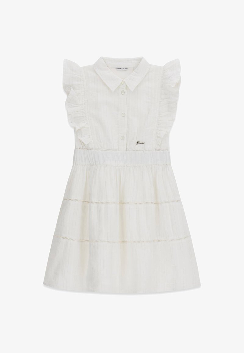 Robe blanche sans manches avec épaules à volants, devant avec boutons, col à revers et jupe ample froncée avec une couture horizontale subtile.