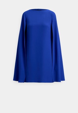 Blaues langärmliges Kleid mit hohem Ausschnitt, gefertigt aus glattem Stoff. Verfügt über weite Ärmel und seitliche Schlitze für Bewegungsfreiheit.