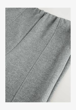 Halli venivast kangast joggers pehme tekstuuriga, millel on lai elastne vöökoht ja vertikaalsed õmblused jalgealustel.