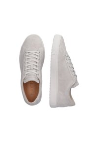 Ljusgrå mockasneakers med snörningsdesign, minimalform, vit gummisula och subtil logotyp på tungan och insidan.