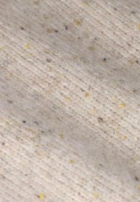 Weicher, wolliger Stoff mit einer cremig-beigen Basis, der feine Sprenkel von Gelb, Braun und Grau in seiner gestrickten Textur aufweist.