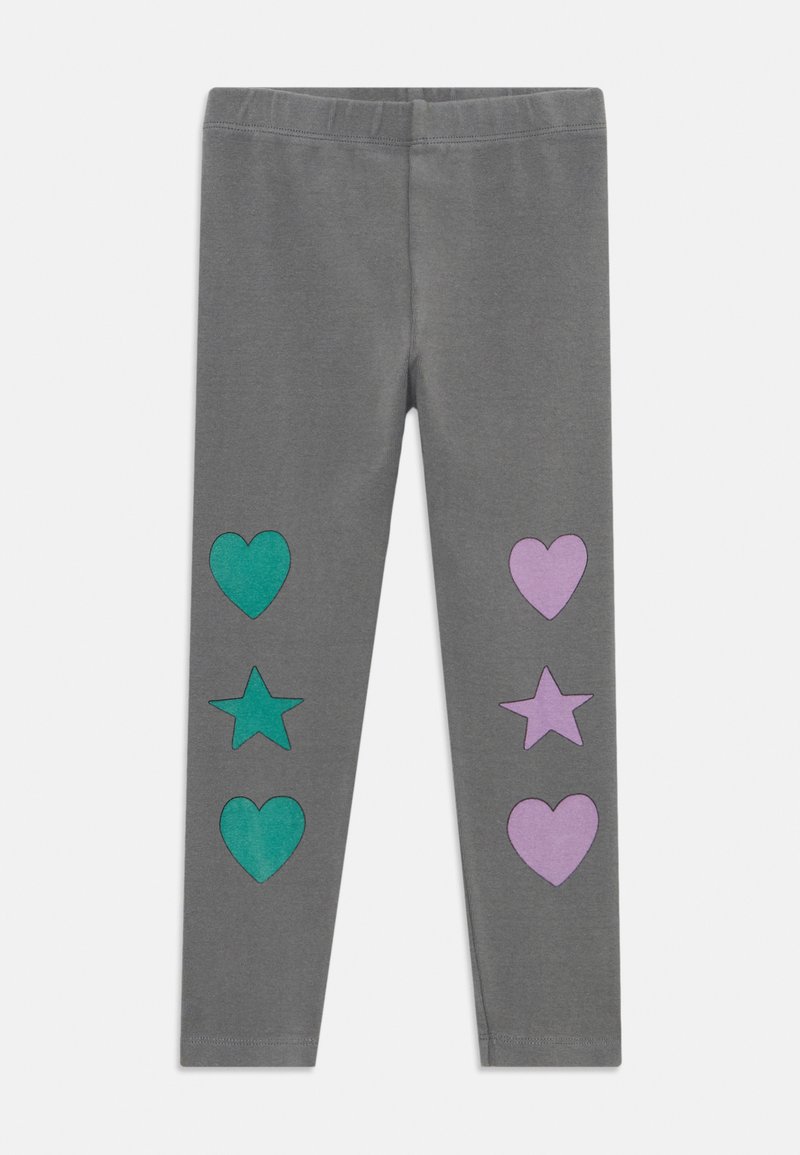 Leggings grigi con cuori turchesi e una stella sulla gamba sinistra e cuori viola e una stella sulla gamba destra, esposti piatti su uno sfondo bianco.