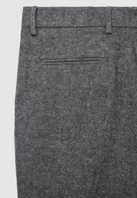 Grau, gewebte Stoffhosen mit flachem Vorderteil, Gürtelschlaufen und einer einzelnen Gesäßtasche. Strukturiert Oberfläche, keine sichtbaren Muster oder Beschläge.