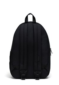 Schwarzer Rucksack mit gepolsterten Schultergurten und einem oberen Griff. Verfügt über eine glatte, matte Oberfläche und eine seitliche Reißverschlusstasche. Gebogene Form.
