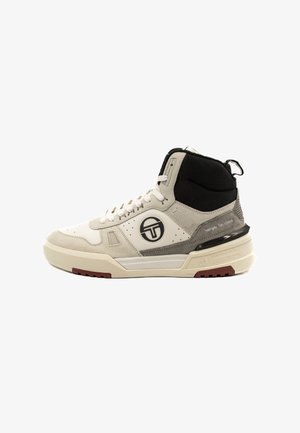 Höga sneakers med överdel i vitt läder och grå mocka, svart krage, logotyp på sidan och röd gummisula.