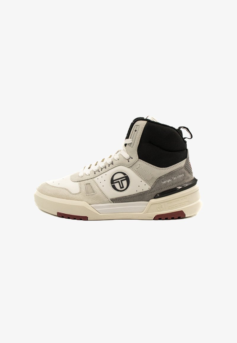 Höga sneakers med överdel i vitt läder och grå mocka, svart krage, logotyp på sidan och röd gummisula.