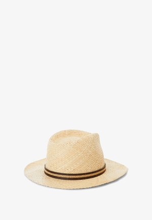 Strohhut, hellbeige Farbe, mit einer runden Krone und einer breiten Krempe. Verfügt über ein braunes dekoratives Band um die Basis.