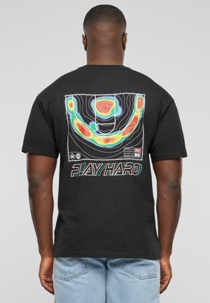 T-shirt en coton noir avec un design graphique coloré au dos comportant des lignes de contour et le texte "JOUER FORT."
