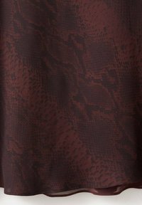 Bordeaux stoffen met een slangenhuidpatroon, met variërende texturen en rijke, donkere tinten, die een subtiele visuele diepte en interesse creëren.