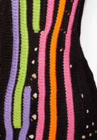Tessuto nero lavorato a maglia con righe verticali in verde, viola, rosa e arancione. Presenta piccoli fori e accenti testurizzati.