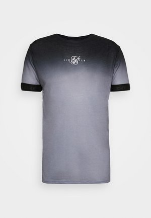 Kortærmet T-shirt i sort til grå gradient med lille hvidt SIKSILK-logo på brystet og sorte bånd med subtil tekst på ærmekanterne.