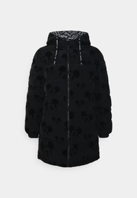 Chaqueta acolchada negra con capucha, que presenta un patrón tonal de Mickey Mouse, diseño acolchado y un forro interior en contraste con texto.