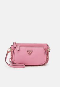 Růžová syntetická kabelka přes rameno se zlatými doplňky, s odnímatelným řetízkovým popruhem a trojúhelníkovým logem na přední straně.