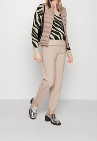 VILA Strickpullover - mottled brown