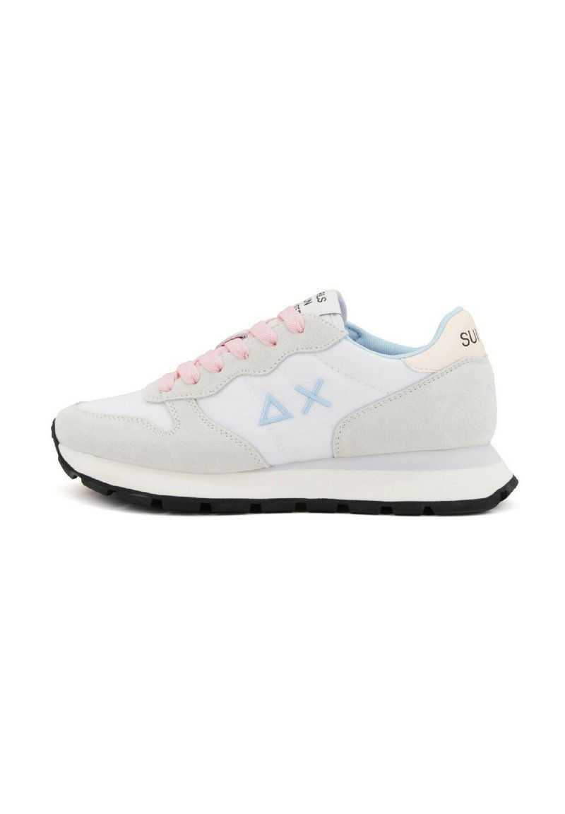 Zapatilla blanca con talón de ante, cordones rosa pastel y un interior azul claro. Presenta un logo triangular y suela de goma negra.