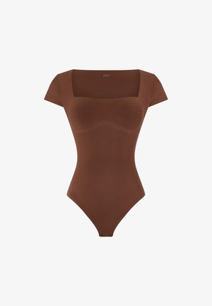 Brauner nahtloser Kurzarm-Body mit quadratischem Ausschnitt und Druckknöpfen im Schritt, auf weißem Hintergrund dargestellt.