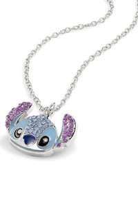 Collier en chaîne argentée avec un pendentif en strass bleu et violet en forme de tête de personnage de dessin animé, avec des détails accentués en noir.