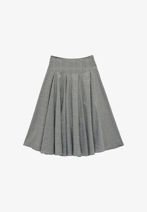 Falda gris plisada con un patrón de cuadros en ventana blanco y negro y cintura alta.